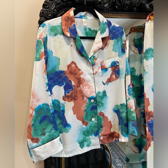 Two piece, satin, multi coloured outfit, with black piping. - Picture 4 of 11